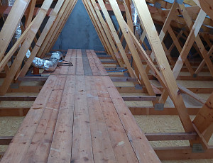 Zateplení stropu budovy se sedlovou střechou pomocí foukané izolace 